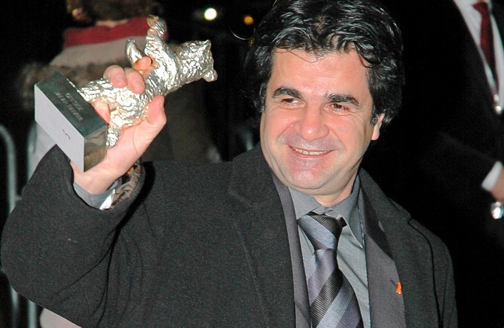 Le réalisateur Iranien Jaffar Panahi, trophée à la main, en 2006.