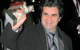 Le réalisateur Iranien Jaffar Panahi, trophée à la main, en 2006.